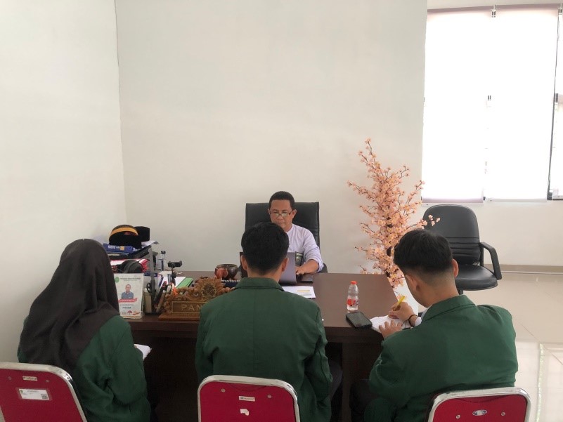 Panitera Pengadilan Agama Pulang Pisau Menyampaikan Materi Terkait Seputar Kepaniteraan Kepada Mahasiswa Magang Tahun 2025 1