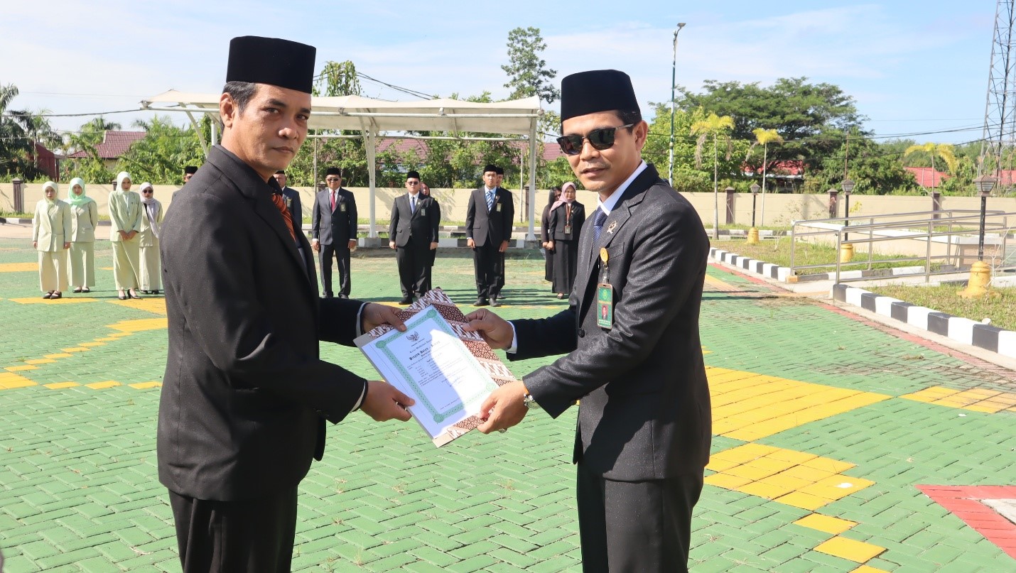 403. SEKRETARIS PENGADILAN AGAMA PULANG PISAU MENERIMA PENGHARGAAN SATYA KARYA DWIWINDU